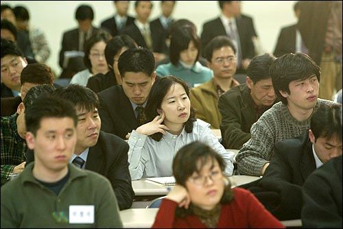 참석한 네티즌들이 진대제 장관의 강연을 경청하고 있다. 